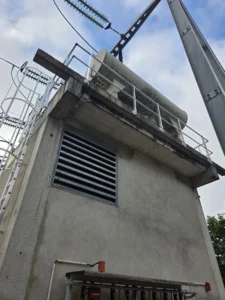 Conception, réalisation et installation de garde-corps en aluminium sur la toiture d'une enceinte insonorisée d'un poste électrique. Height Technician in Building a mis en place un équipement de protection collective. Les utilisateurs peuvent ainsi travailler en hauteur en toute sécurité.