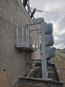Conception, réalisation et installation d'une plateforme fixe en aluminium autour d'un transformateur électrique. Height Technician in Building a mis en place un équipement de protection collective. Il s'agit là d'une passerelle d'accès. Les utilisateurs peuvent ainsi travailler en hauteur en toute sécurité.