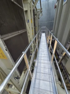 Conception, réalisation et installation d'une plateforme fixe en aluminium autour d'un transformateur électrique. Height Technician in Building a mis en place un équipement de protection collective. Il s'agit là d'une passerelle d'accès. Les utilisateurs peuvent ainsi travailler en hauteur en toute sécurité.