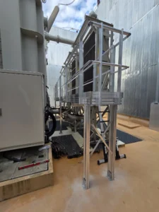 Conception, réalisation et installation d'une plateforme fixe en aluminium sur un transformateur électrique. La passerelle a été mis en place entre le transformateur et les aéros. Height Technician in Building a ainsi posé un équipement de protection collective. Les utilisateurs peuvent ainsi travailler en hauteur en toute sécurité.